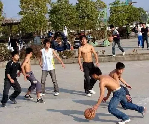 如何通过力量训练改善篮球运动员的速度和敏捷性？_0